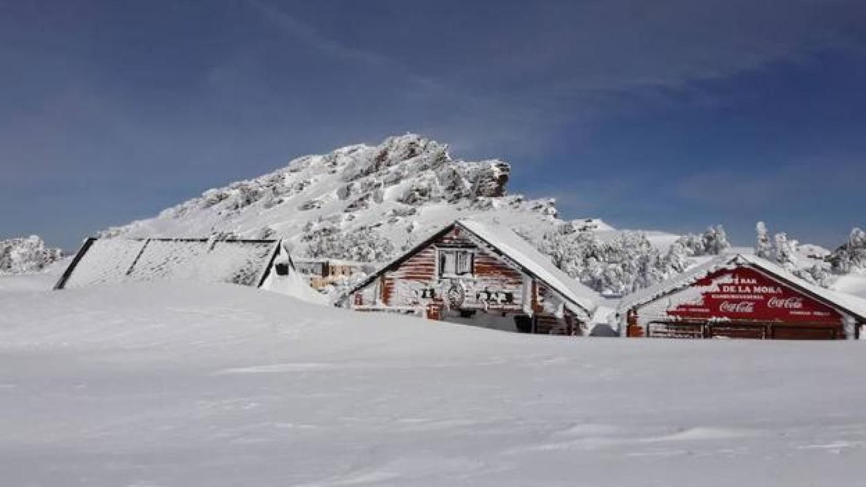 Algunos comercios de Hoya de la Mora sepultados por la nieve.