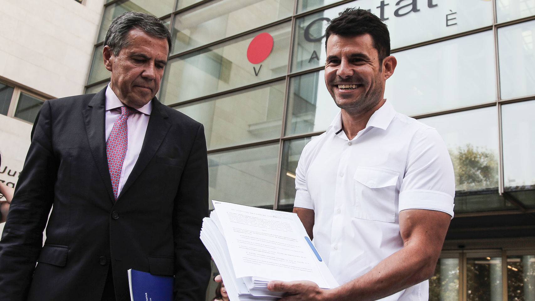 Javier Sánchez Santos, junto a su abogado, Fernando Osuna, a la puerta de los juzgados de Valencia. Gtres