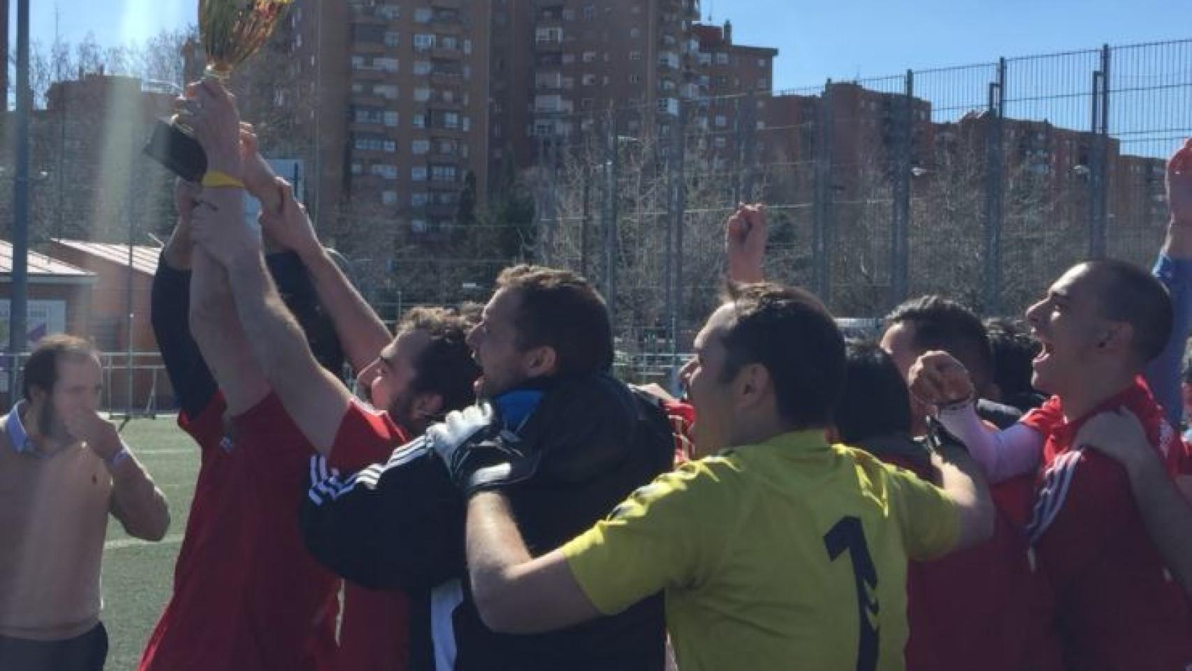 Radio Marca celebra el título de la liga de medios.