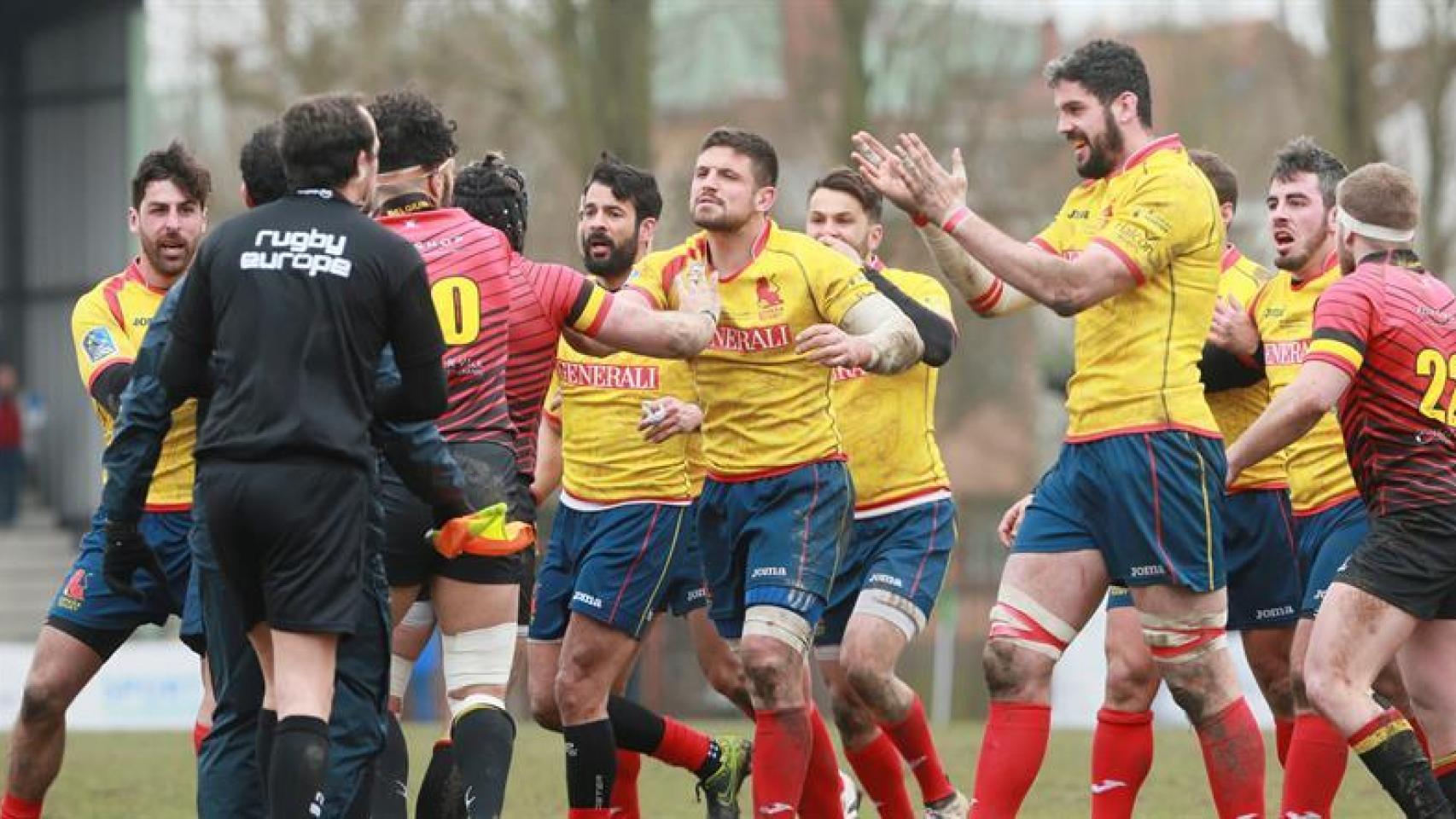 Los jugadores españoles de rugby piden explicaciones al árbitro.