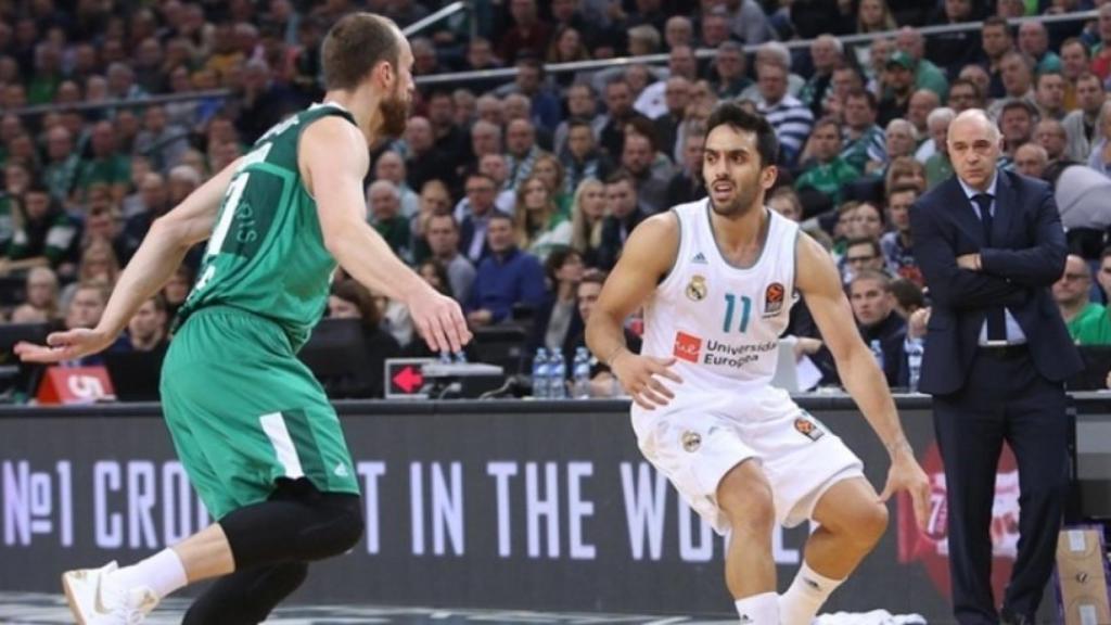 Facundo Campazzo ante un rival. Foto: euroleague.net