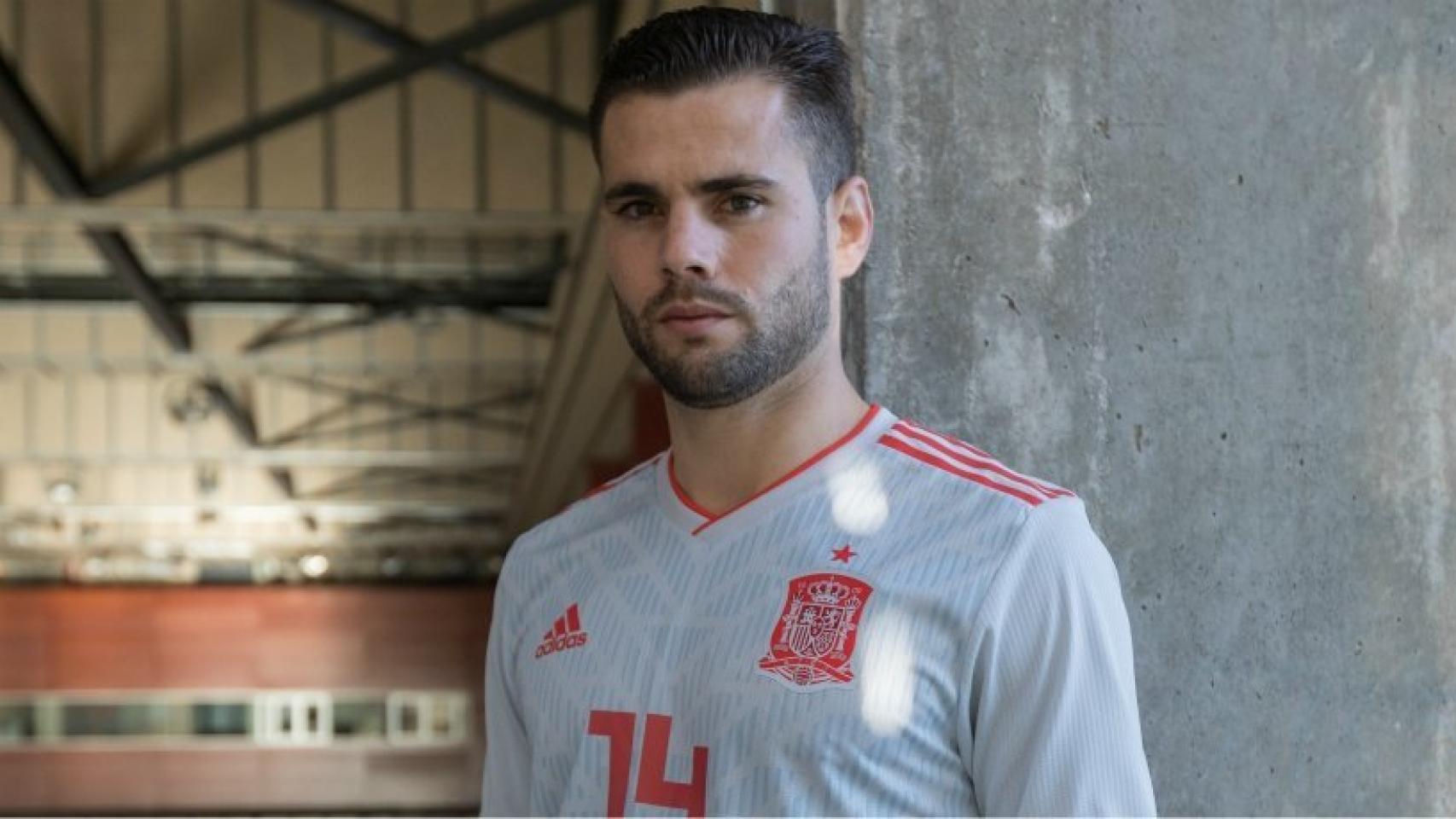 Nacho con la segunda equipación de la selección española. Foto: adidas.es