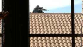 Imagen de un francotirador apostado en un tejado aledaño