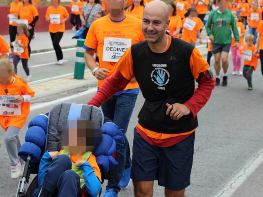 José Alberto junto a su hijo en una carrera solidaria.