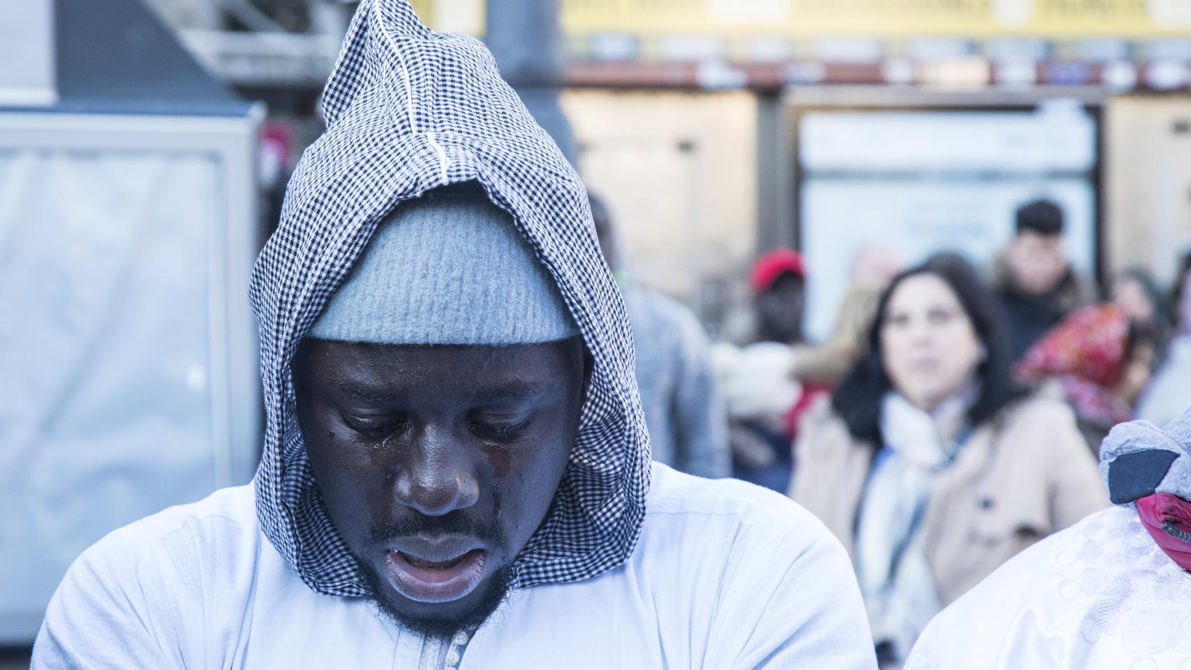 Un senegalés visiblemente emocionado, durante la concentración por la muerte de apoyo a Mbaye en Sol. / Jorge Barreno