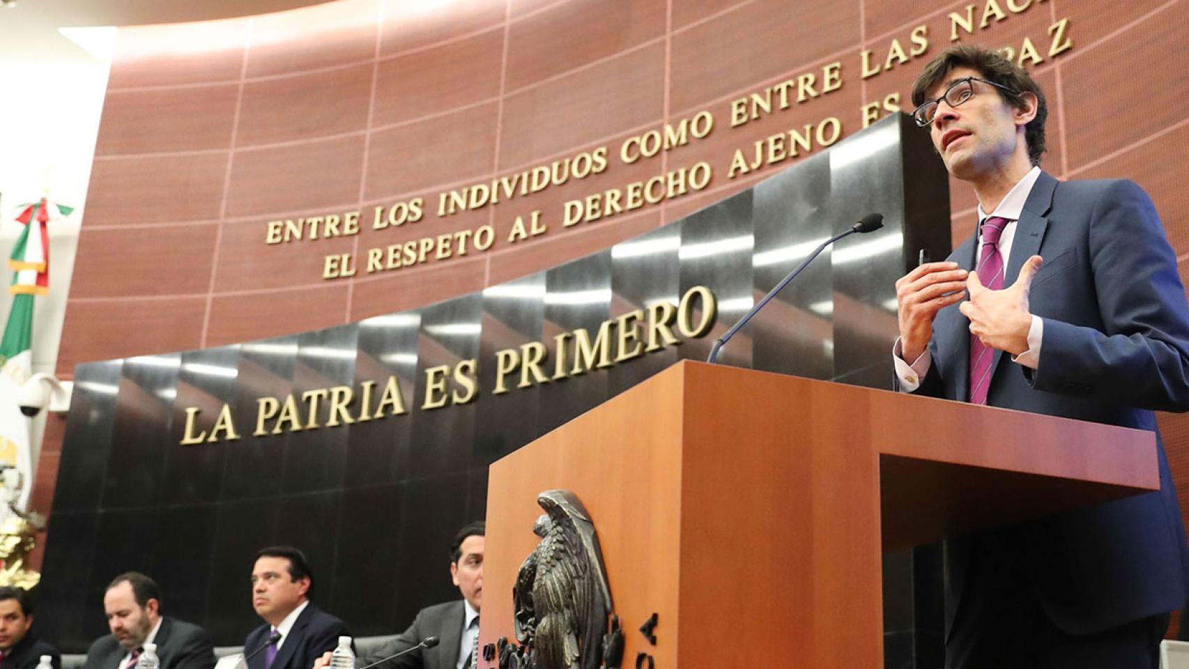 El editor de la revista Wired, Nicholas Thompson, en el Senado de México.