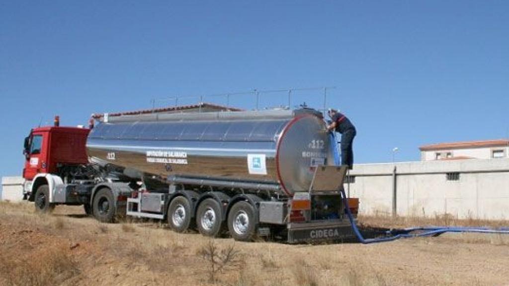 Camión cisterna de la Diputación de Salamanca para el reparto de agua potable a los pueblos