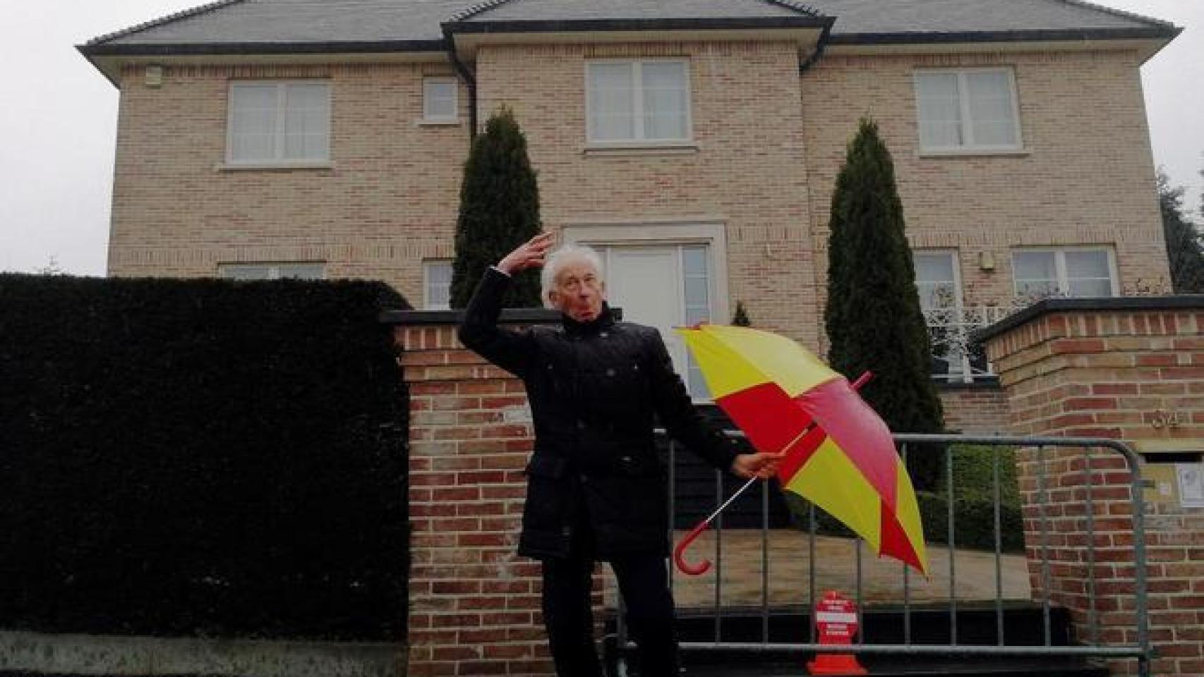 Albert Boadella, ante la casa de Puigdemont en Waterloo (Bélgica). EFE.