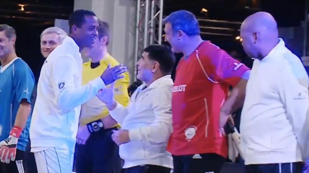 Kluivert cuando tuvo al lado a Maradona... y le ignoró.