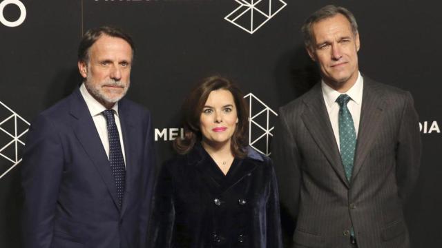 El presidente de Planeta José Creuheras, la vicepresidenta del Gobierno Soraya Sáenz de Santamaría y y el consejero delegado de Atresmedia, Silvio González.