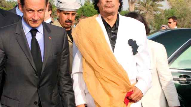 Sarkozy  y Gadafi.