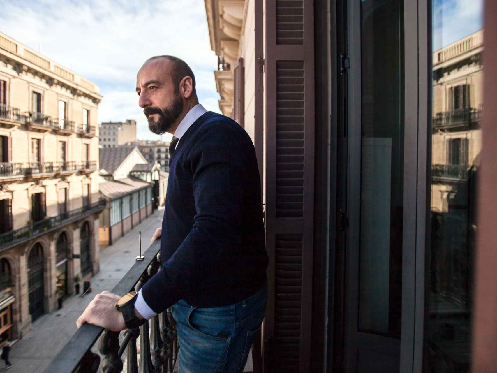 Jordi Cañas, en el balcón de su apartamente en el barrio del Borne de Barcelona.