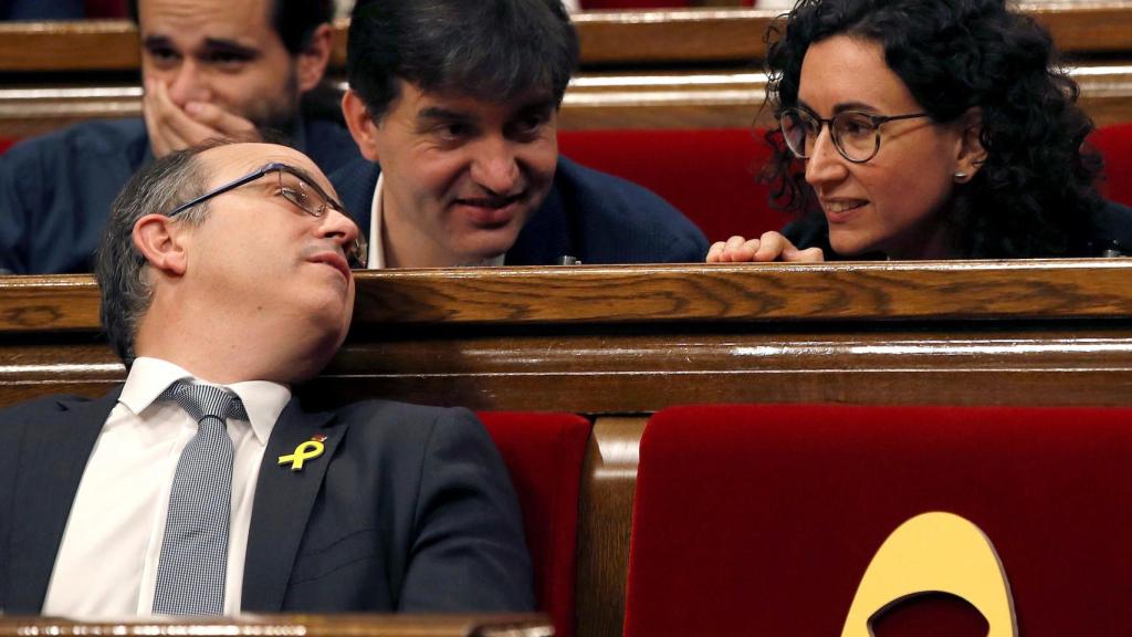 Jordi Turull conversa con los diputados de ERC, Sergi Sabria y Marta Rovira.