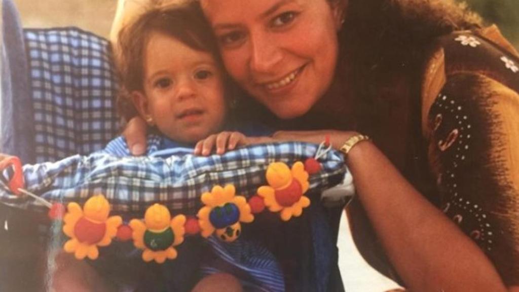 Diana, con apenas dos años, junto a su madre.