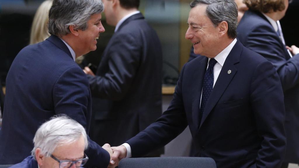 Draghi saluda al presidente del Eurogrupo, Mário Centeno, durante la cumbre de la UE