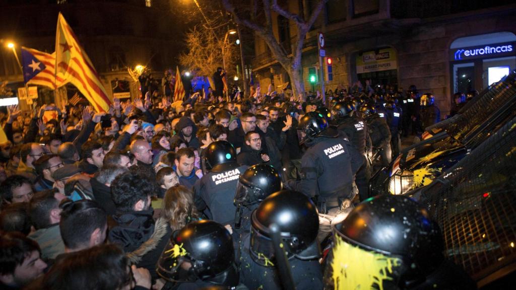 Enfrentamientos entre Mossos e independentistas.