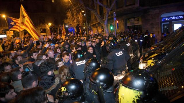 Enfrentamientos entre Mossos e independentistas.