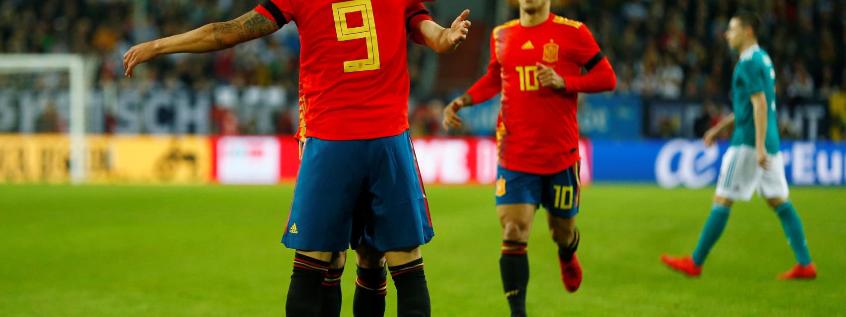 España celebra el gol de Rodrigo.