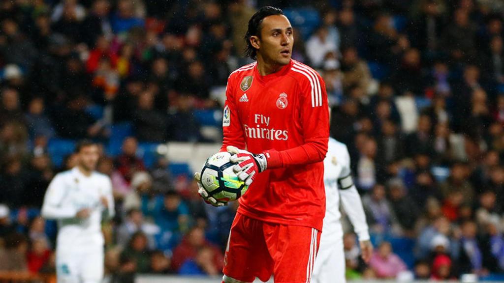 Keylor Navas sacando un balón con las manos Foto: Pedro Rodríguez/El Bernabéu