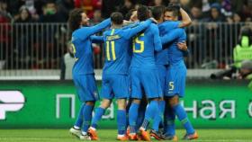 Marcelo y Casemiro celebran uno de los goles de Brasil. Foto: cbf.com