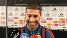 Ramos atiende a la prensa tras el partido de España. Foto: Twitter (@SeFutbol).