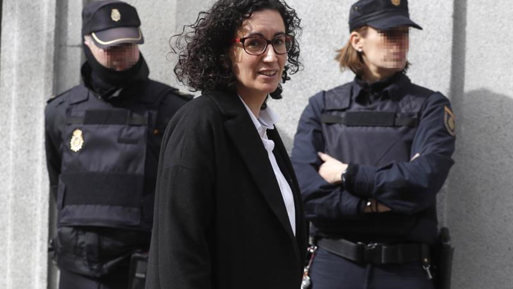 Marta Rovira frente a dos policías nacionales, antes de su huída de la justicia.