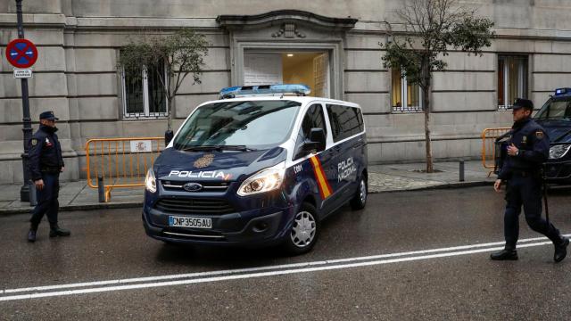 Uno de los furgones que trasladaron este viernes a la cárcel a los procesados.