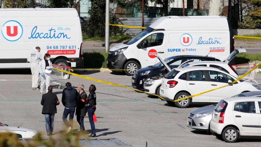 Varias autoridades en el supermercado de Trèbes, escenario del atentado.