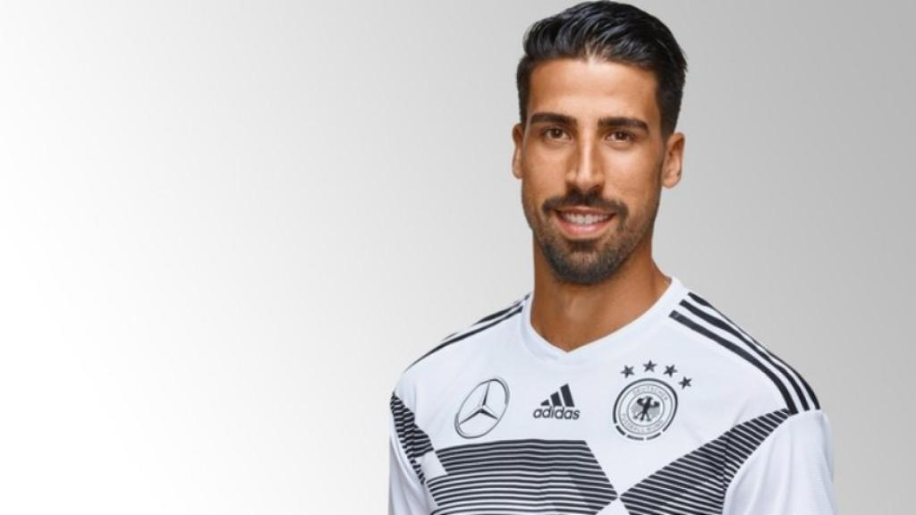 Khedira posa con la nueva camiseta de la selección germana. Foto: dfb.de