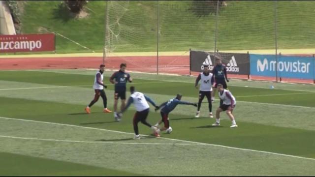 Gol de Lucas Vázquez en el entrenamiento de la Selección