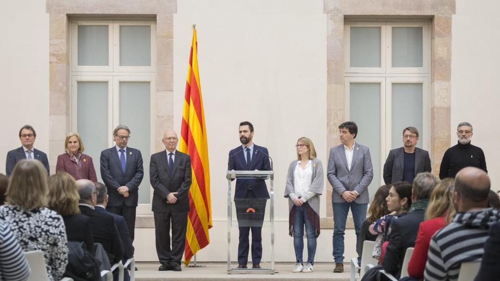 Torrent, rodeado por expresidentes del Parlament, Artur Mas y portavoces de grupo.