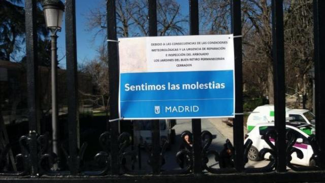 Cartel del Ayuntamiento que anuncia el cierre del parque