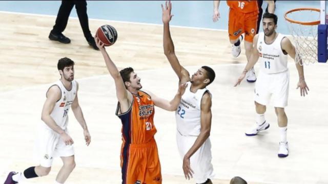 Eddy Tavares evita la canasta rival con un magistral tapón. Foto: (ACB.COM)