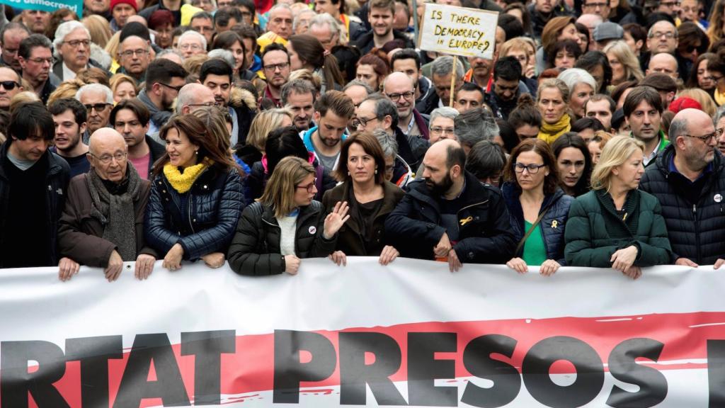 Diputados y dirigentes independentistas este domingo en Barcelona.