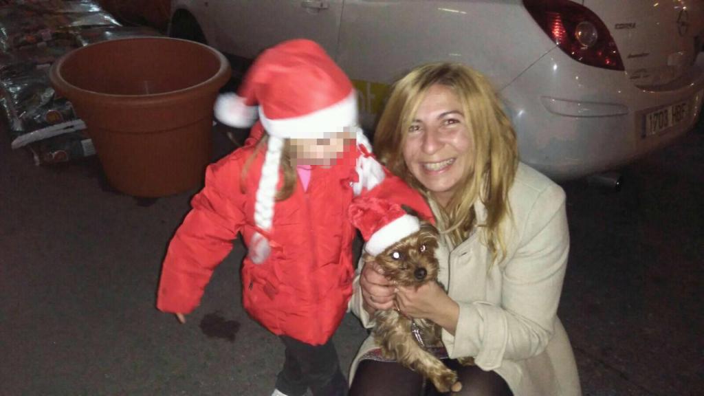 Paz Fernández, con su perro y su hija.