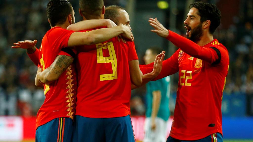 Los jugadores de la selección celebran un gol.