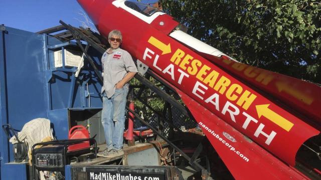 Mike Hughes, terraplanista fallecido.