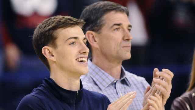 David Stockton bajo la atenta mirada de su padre, John, en la universidad: debutó con Utah el domingo.