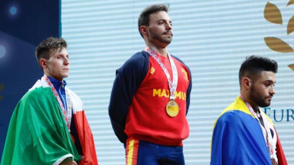 Josué Brachi, con el oro de campeón de Europa en total olímpico en el podio.