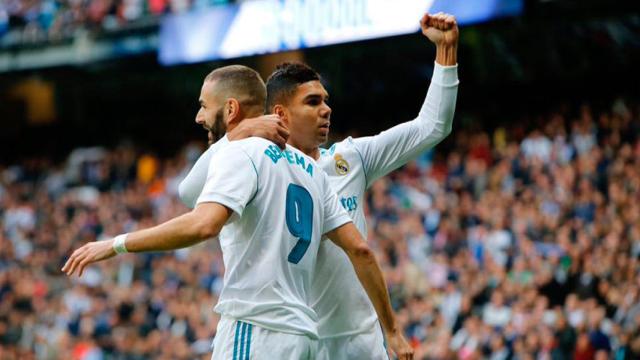 Casemiro abraza a Benzema tras su gol al Málaga Foto: Manu Laya / El Bernabéu