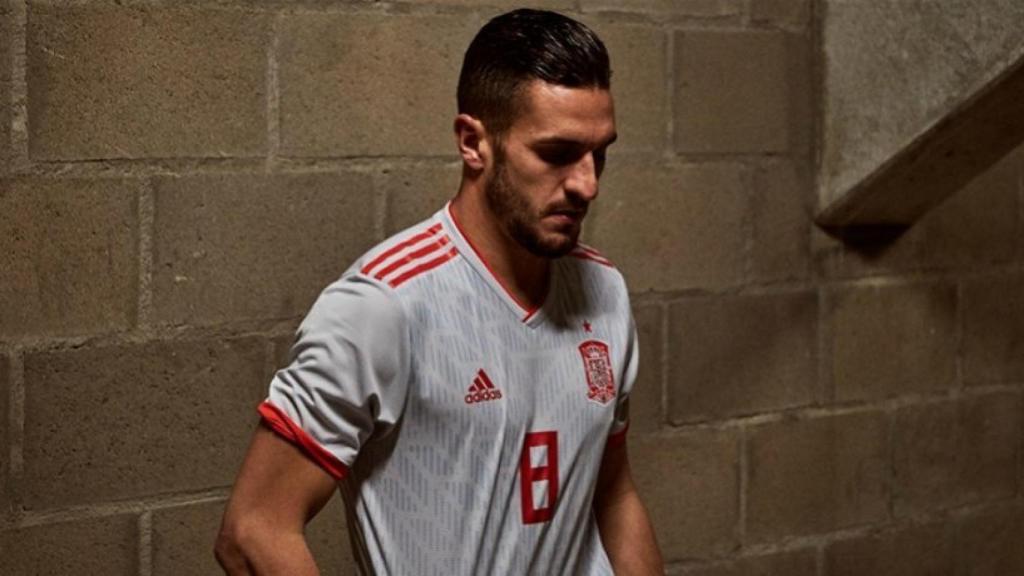 Koke posa con la camiseta de la selección española. Foto: rfef.es