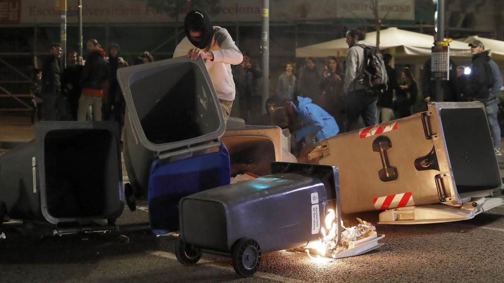 Disturbios y quema de contenedores de basura en el Paseo de Gracia de Barcelona, el pasado día 25.