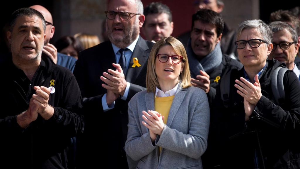 La portavoz de Junts per Catalunya, Elsa Artadi, junto a Eduard Pujol y otros diputados.