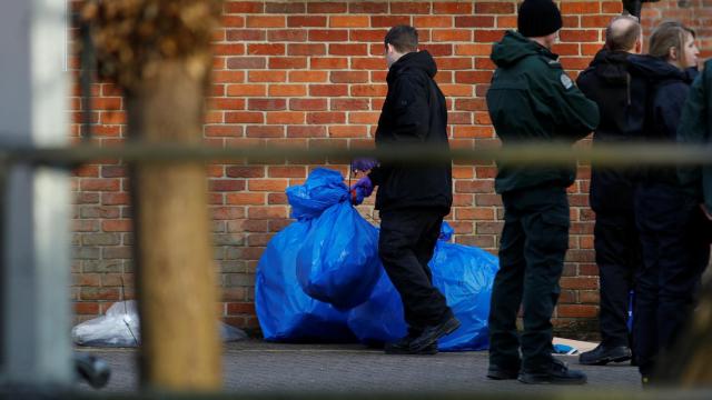 Investigadores trabajan en la zona de Salisbury donde fueron envenenados Skripal y su hija.