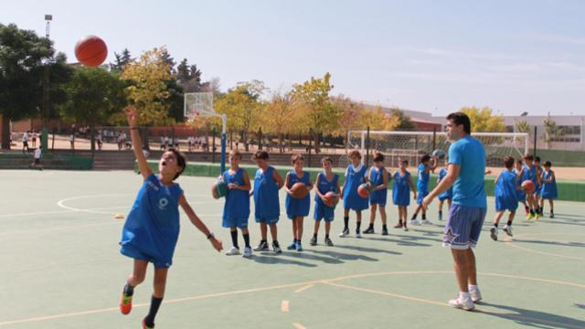 Algunos alumnos del colegio haciendo deporte.