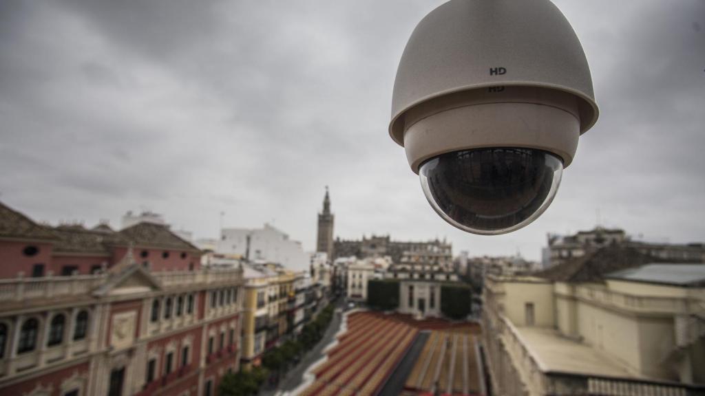 Una de las cámaras instaladas por el centro de la ciudad para el control del flujo de personas.