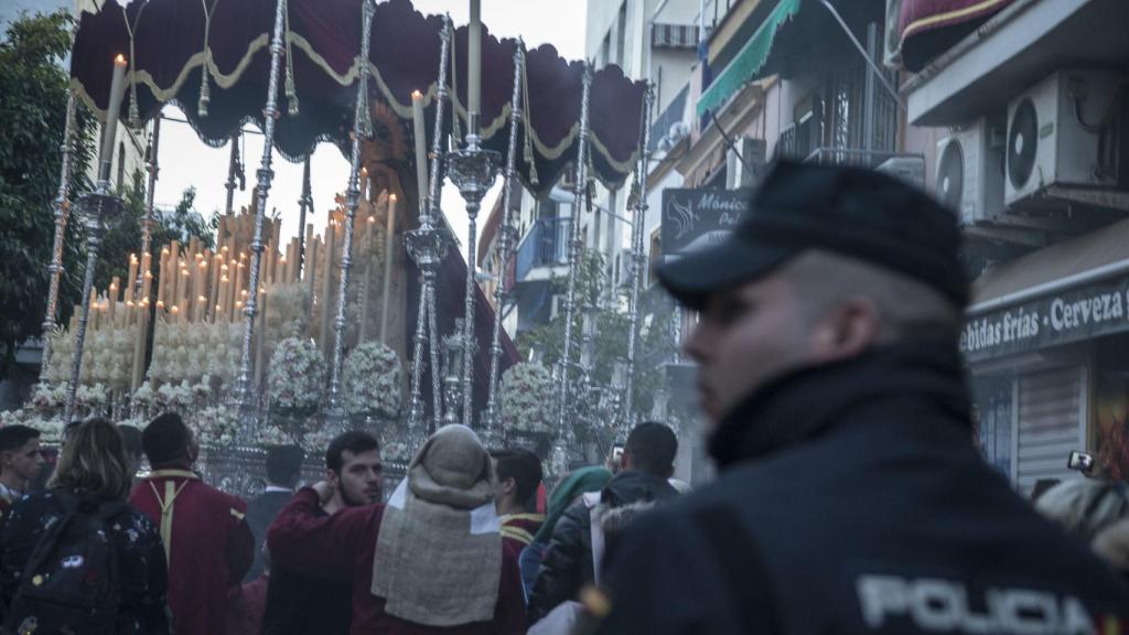 Agentes de la Unidad de Intervención de la Policía Nacional entre la población durante una de las salidas procesionales