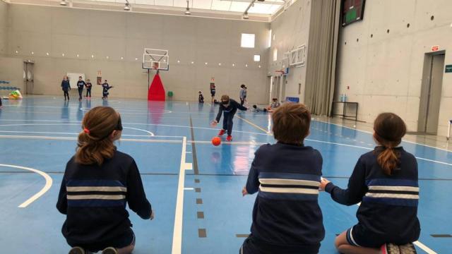 Alumnos de Primaria jugando a “Deportes alternativos” en Educación Física.