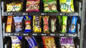 Una máquina de vending con distintos productos insanos.