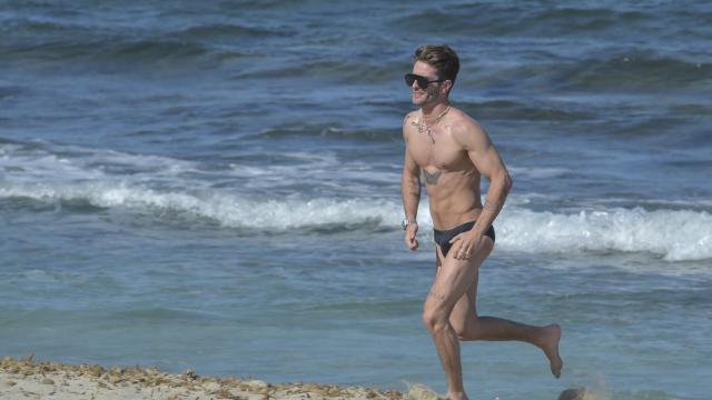 Pelayo Díaz corriendo en la playa.